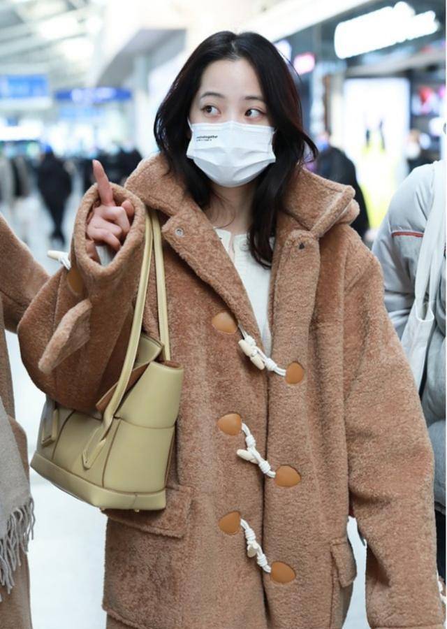 整体|欧阳娜娜素颜穿宽松外套,现身机场看着像个孩子,笑起来像初恋
