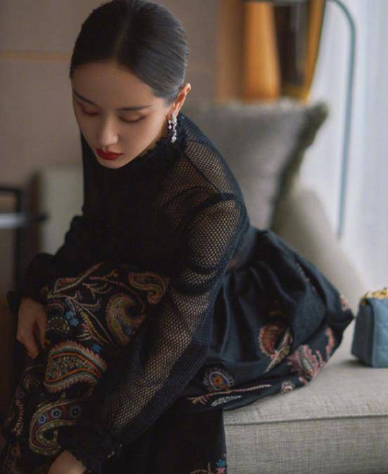 黑色|恋爱中的王子文真女人!渔网透视裙搭配豹纹内衣,尽显火辣身材