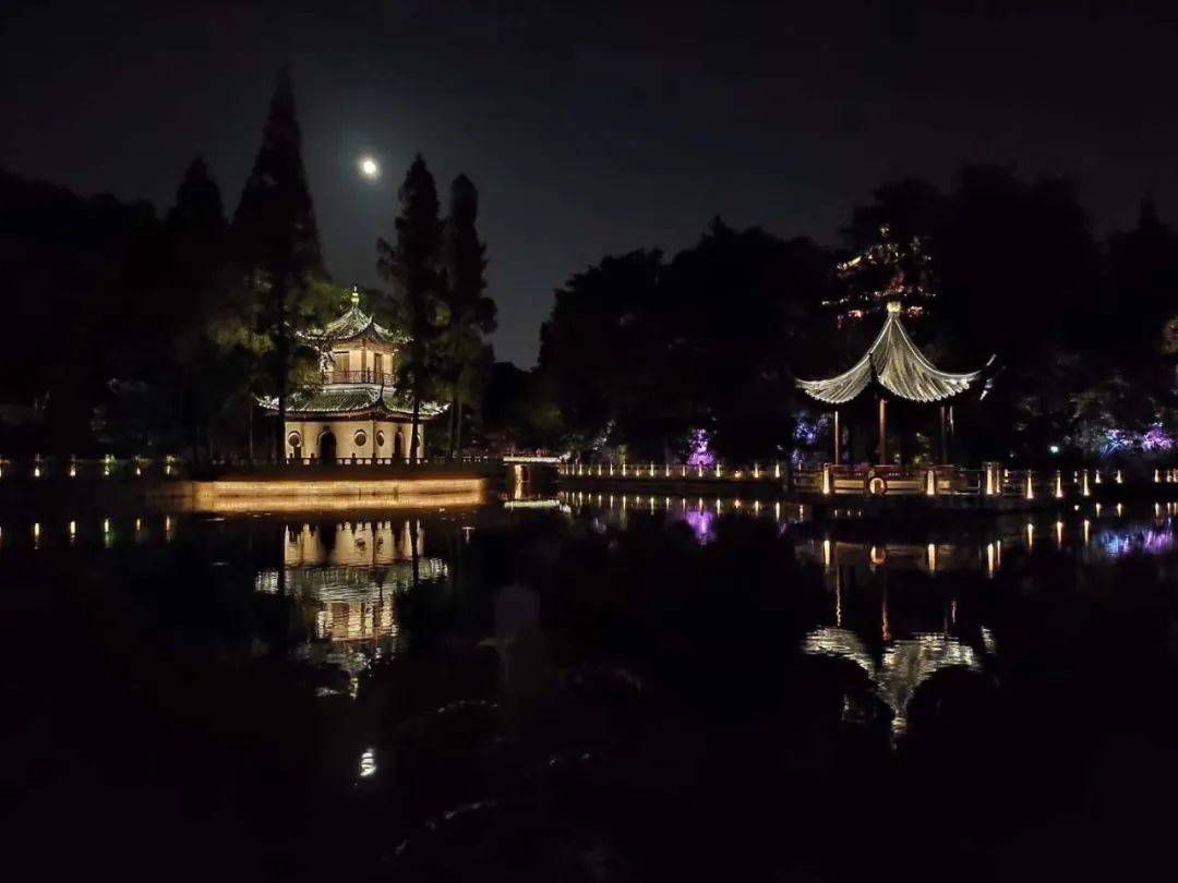 据《东京岁时录》载:"七夕家家锦彩,结为乞巧棚.