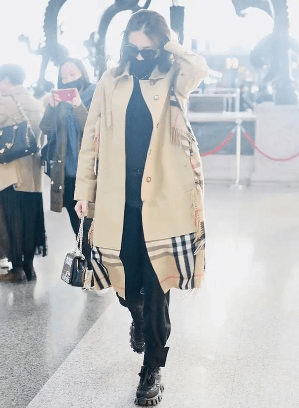 宋佳|女明星用围巾解锁新时尚,董璇当成腰带系,宋佳直接缝在风衣上