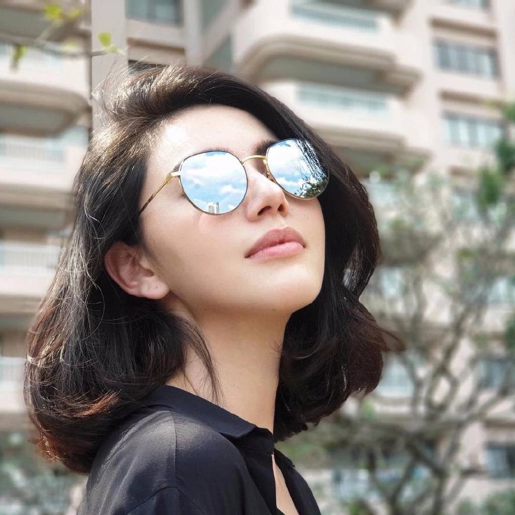 发型|女人30岁以后，试试这款“万能发”，能扎又能放，时髦更显年轻