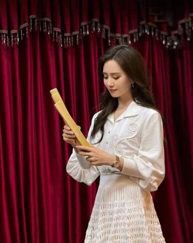 长发|刘诗诗简直是白衬衫女神，简单搭配就很美，网友：美貌颜值大暴击