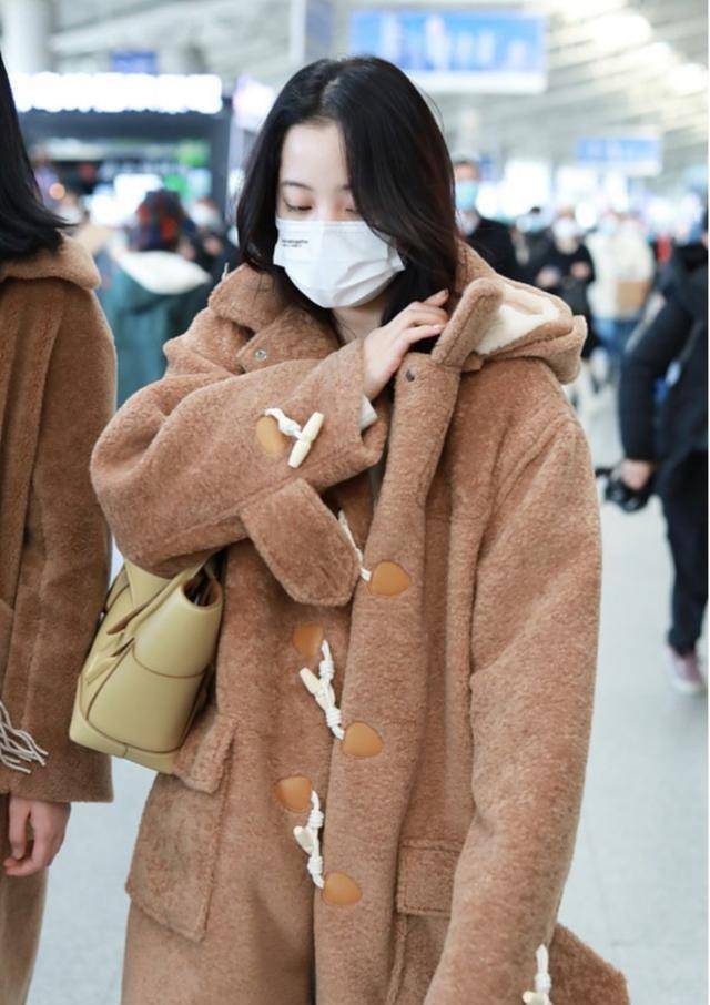 整体|欧阳娜娜素颜穿宽松外套,现身机场看着像个孩子,笑起来像初恋