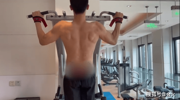 成块|杜淳自曝每天健身两小时，腹部肌肉成块凸出，青筋暴起荷尔蒙爆棚