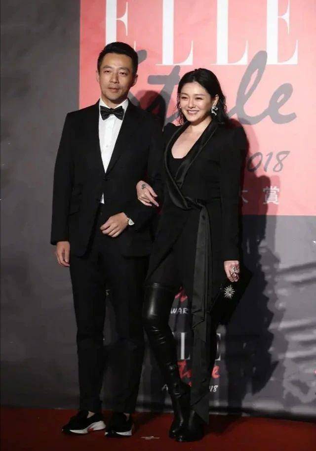 一身|谁说黑色就显瘦，大S穿一身黑还是白肥美，衬得边上汪小菲好苗条