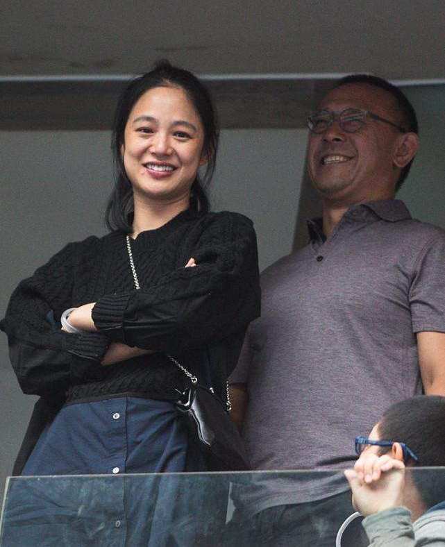 设计|周韵素颜出门被怼脸拍，跟精修图比差距大，穿一身黑气质依旧高级