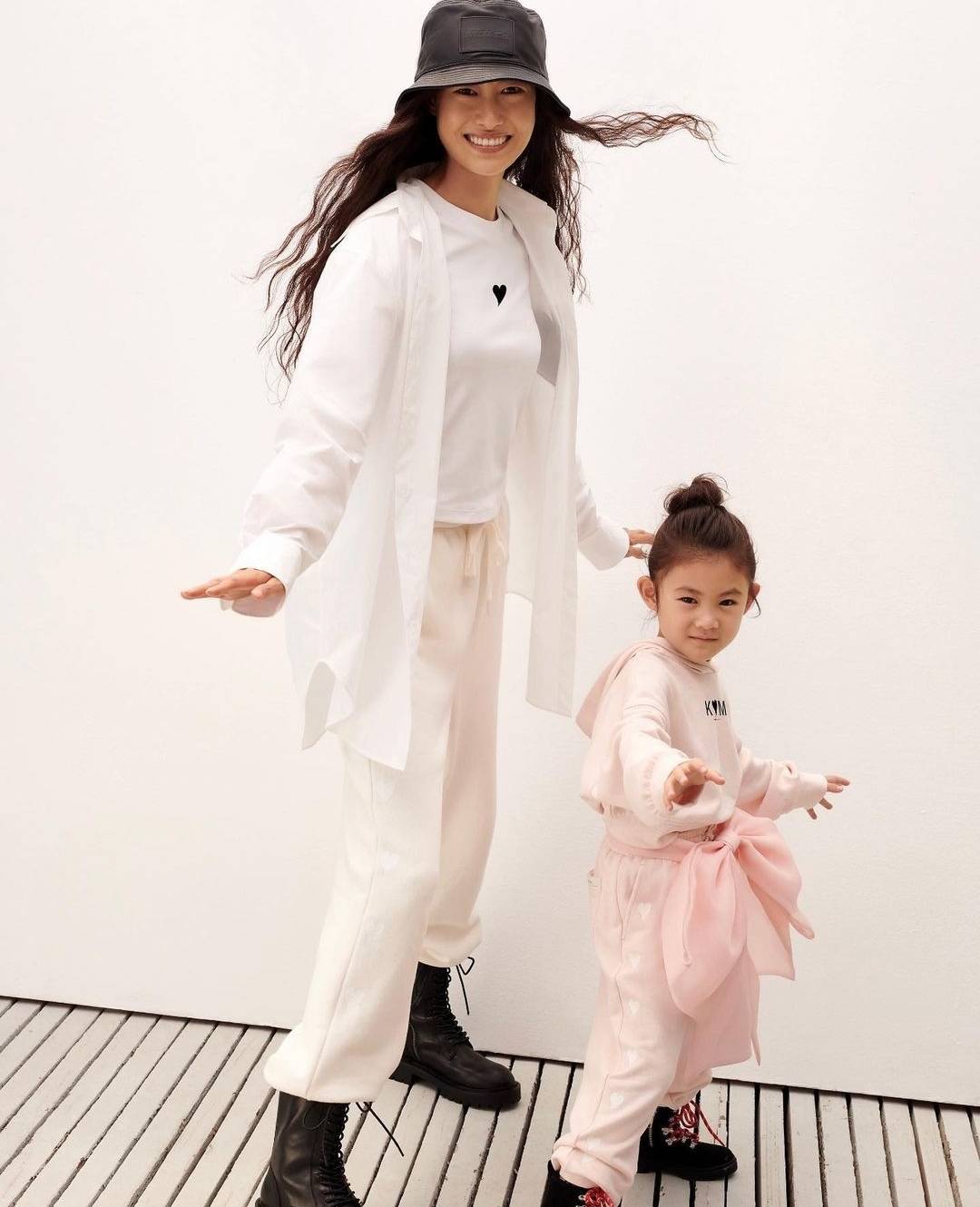 Alaia|秦舒培母女拍广告，Alaia活泼灵动拍摄专业，高颜值被赞像陈冠希