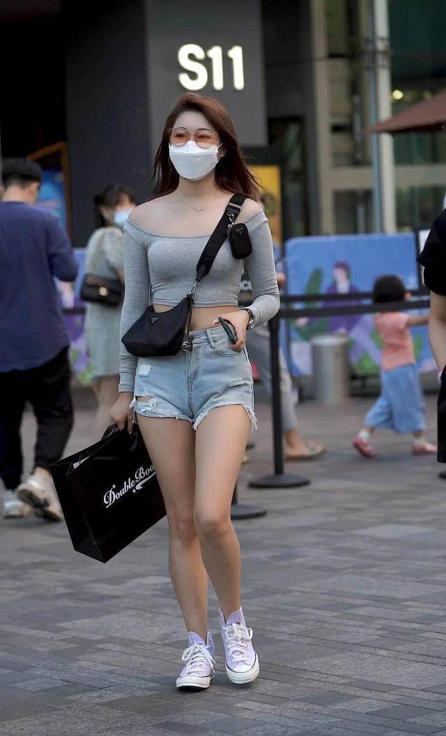 视觉|黑色毛边短裤搭配紫色打底衫，可以增添仙气，快来参考吧