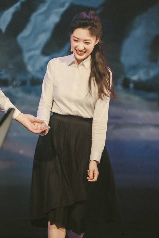 女神|周涛才是真女神！53岁穿青色渐变礼裙气质倾城，冠绝一众女星