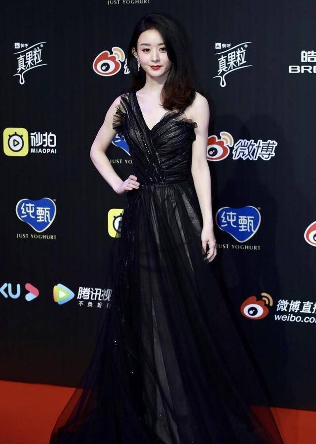 女王|赵丽颖太美了,穿改良旗袍裙高贵典雅,有种”波斯女王“的味道