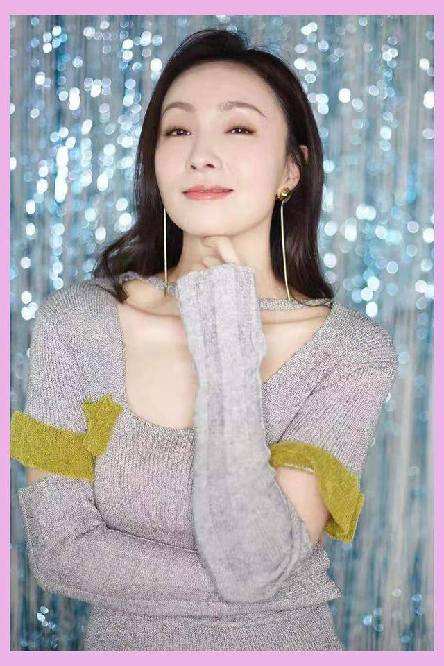 陶虹|47岁的陶虹颜值开挂，气质温柔宛若少女，幸福的女人不需要晒图