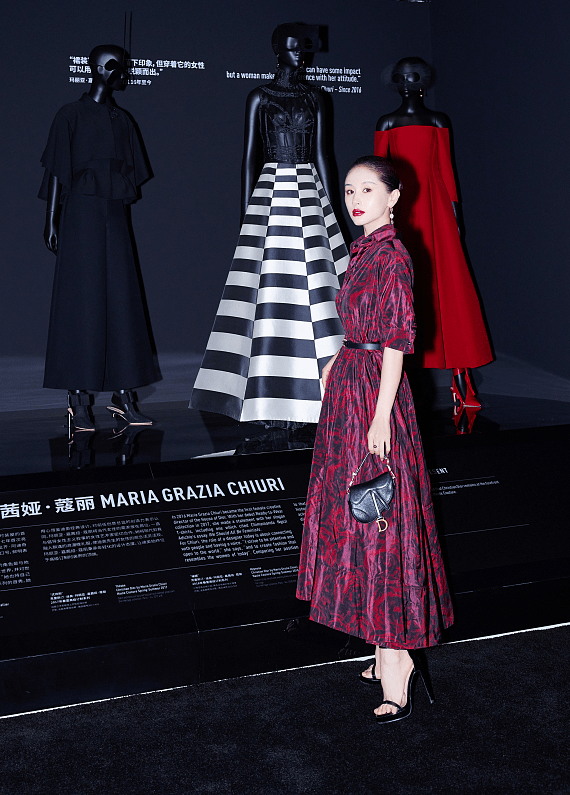 颜色|看不出王子文已经当妈了，虽然裙子颜色显老，但看身材还有少女样