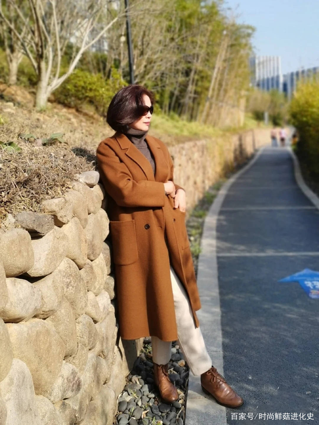 卷发|过了60岁的女人,别再留黑长直了!这3款卷发,蓬松时髦不老气