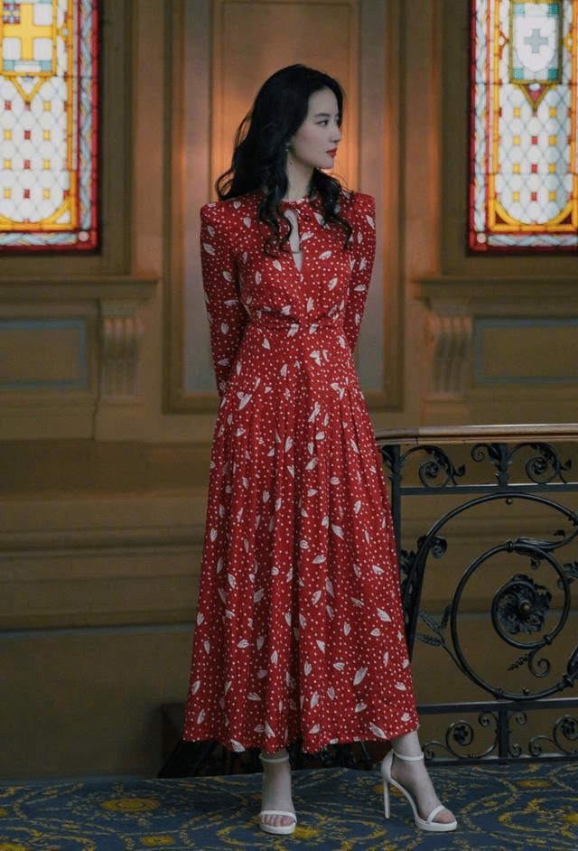 魅力|刘亦菲胖点更耐看,穿露肩纱裙虽然少了点仙气,女人味却越来越浓