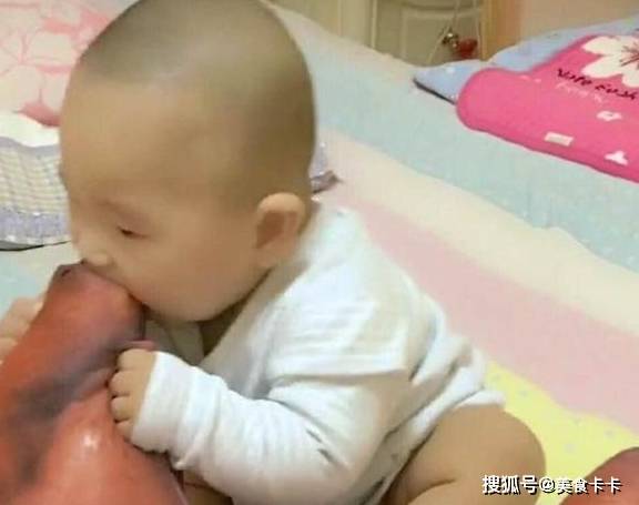 小孙|母亲出门办事,让婆婆带孙子,回家之后,看到孩子抱的东西乐坏了