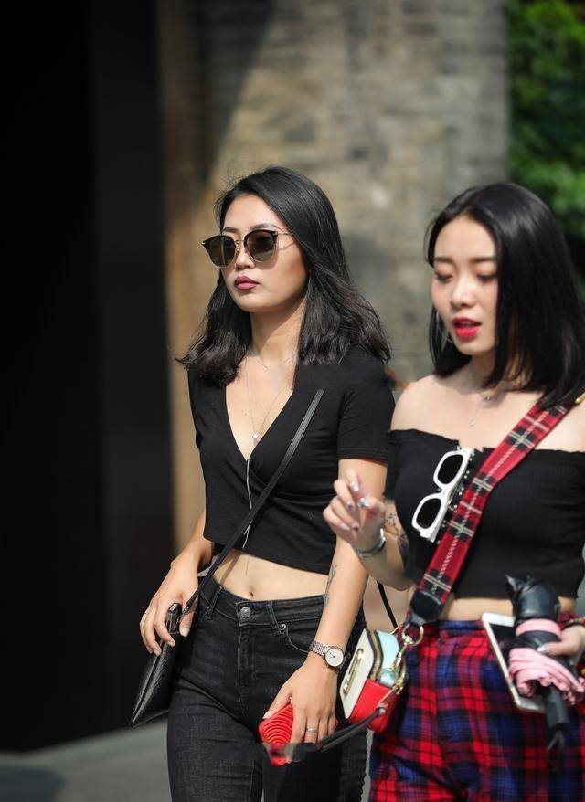 黑色|黑色深v上衣搭配黑色打底裤，真正高级，穿出仙女感。