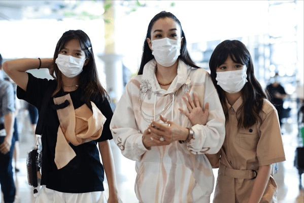 效果|50岁的钟丽缇一点不像两个娃的妈，身穿灰色紧身短裤，大秀身材