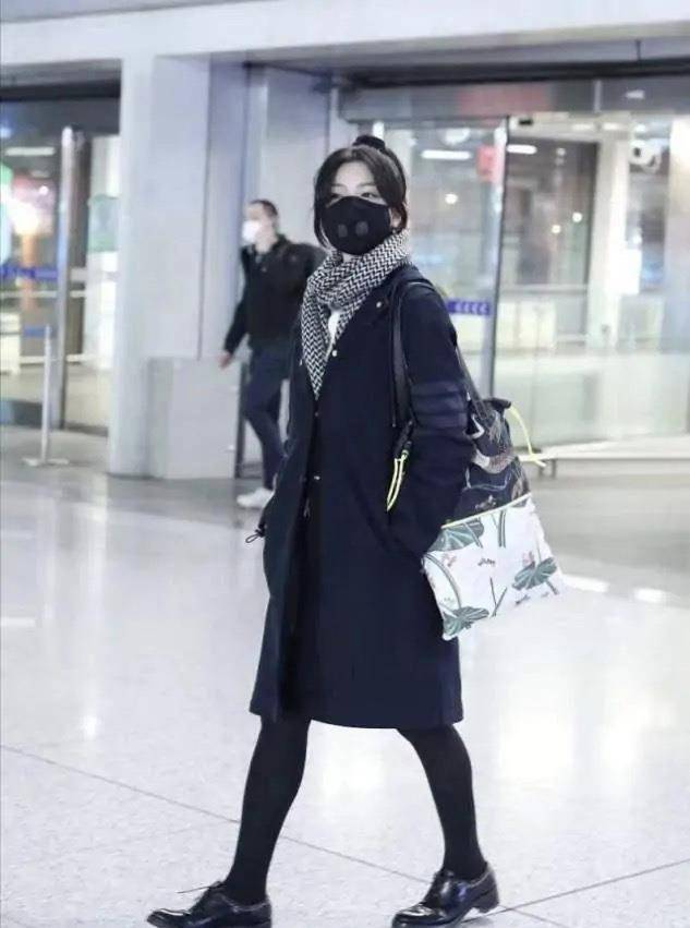 马尾|陈妍希当妈后身材依然苗条，穿黑色大衣也不臃肿，初恋脸真清纯