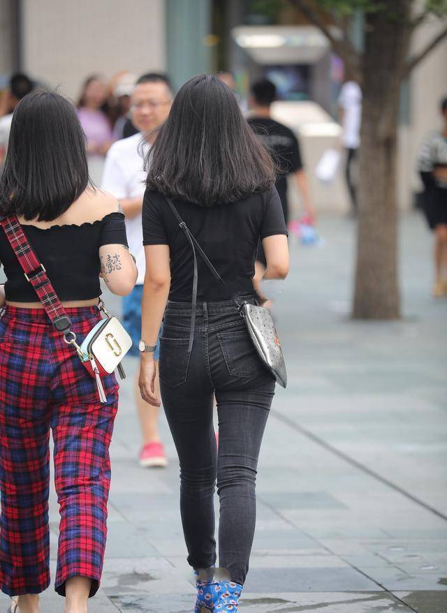 黑色|黑色深v上衣搭配黑色打底裤，真正高级，穿出仙女感。