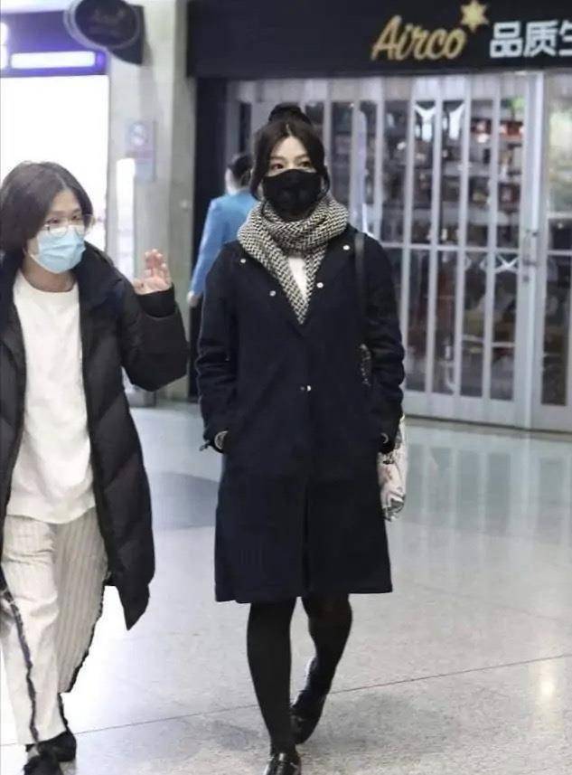 马尾|陈妍希当妈后身材依然苗条，穿黑色大衣也不臃肿，初恋脸真清纯