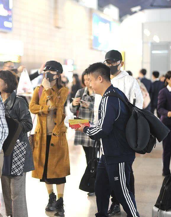 整体|谢娜张杰机场秀穿搭，如今身材走样，大衣都藏不住粗腿