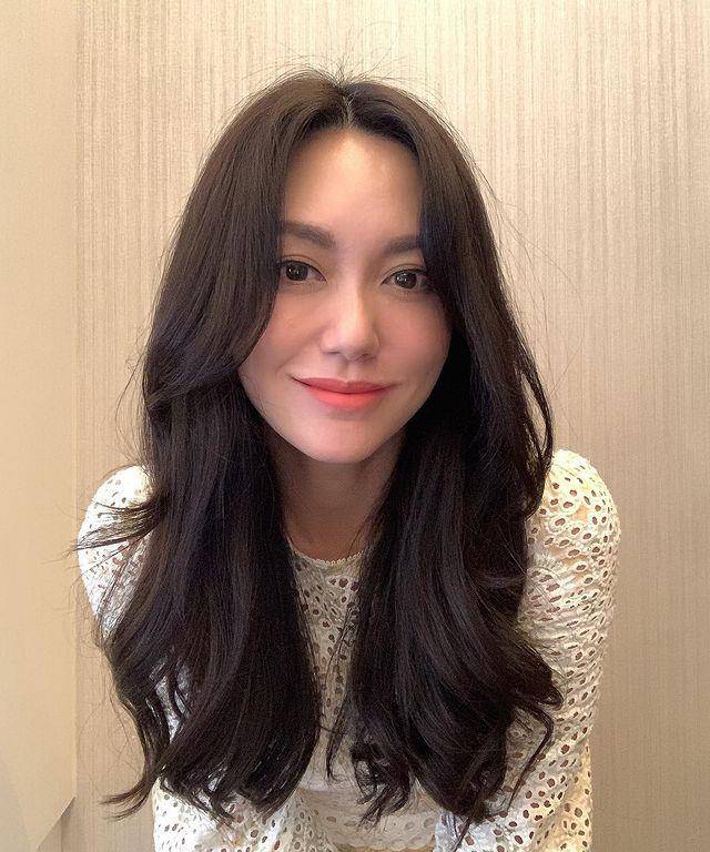 身材|48岁“牡丹仙子”郭妃丽，没生娃素颜像少女，穿白裙清新自然