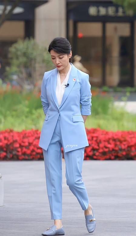 女神|周涛才是真女神！53岁穿青色渐变礼裙气质倾城，冠绝一众女星