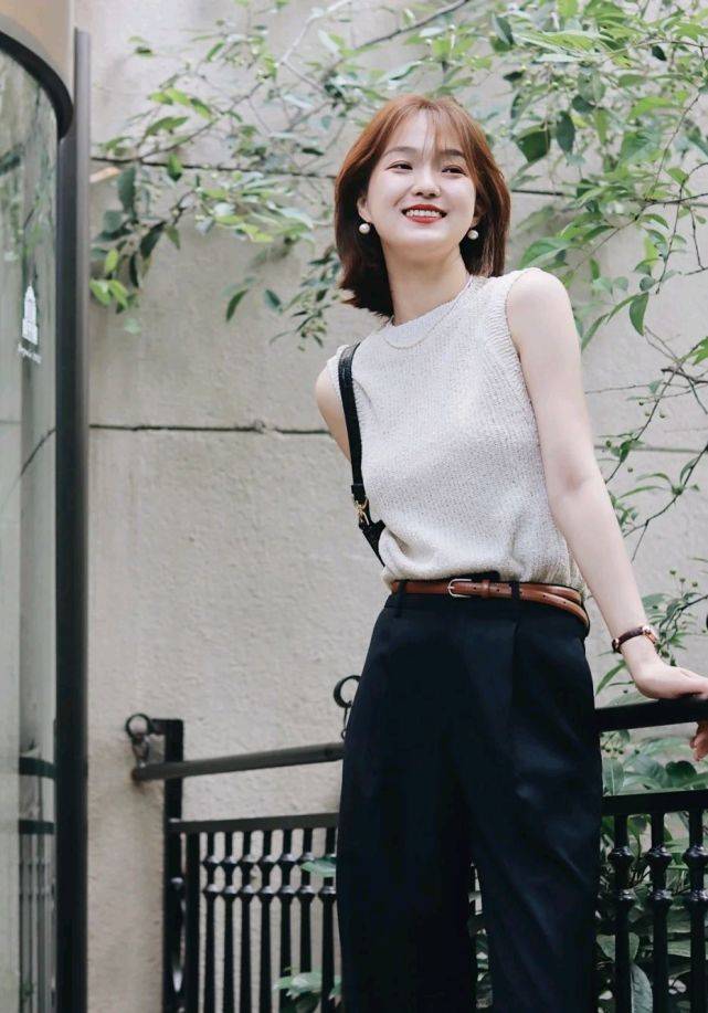 关键|会穿衣搭配很关键，不知道怎么搭配的女生，可以选择极简穿搭风格