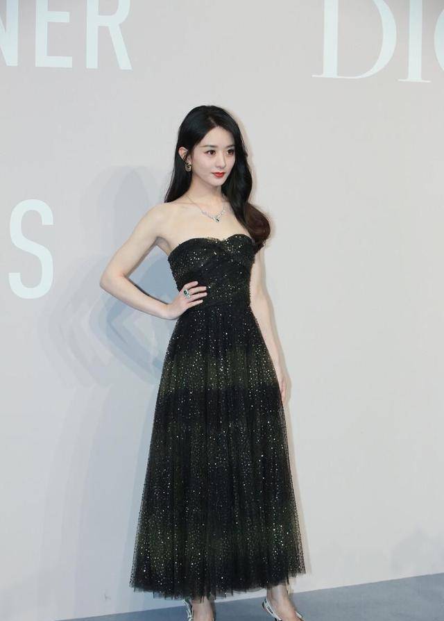 女王|赵丽颖太美了,穿改良旗袍裙高贵典雅,有种”波斯女王“的味道