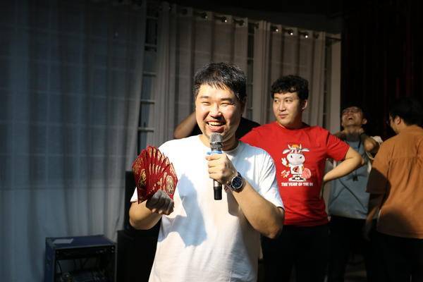 因为|大砾脱口秀=脱口秀+社交+？大砾传媒提供的不仅仅是“解压”！