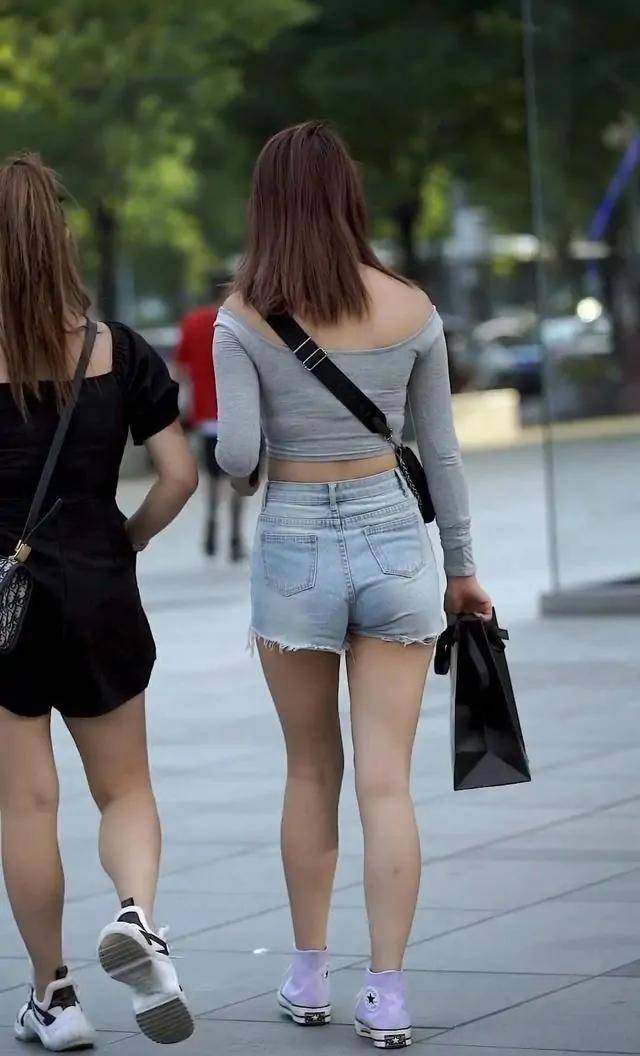 视觉|黑色毛边短裤搭配紫色打底衫，可以增添仙气，快来参考吧