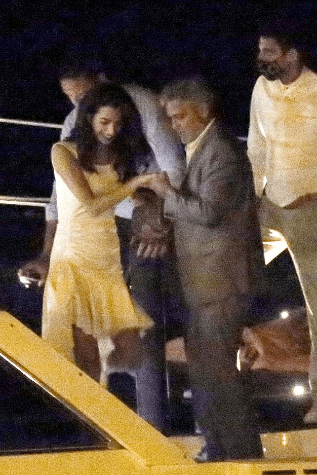 身材|克鲁尼最美律师妻子怀二胎！穿褶皱裙挺孕肚，身材不像生过龙凤胎