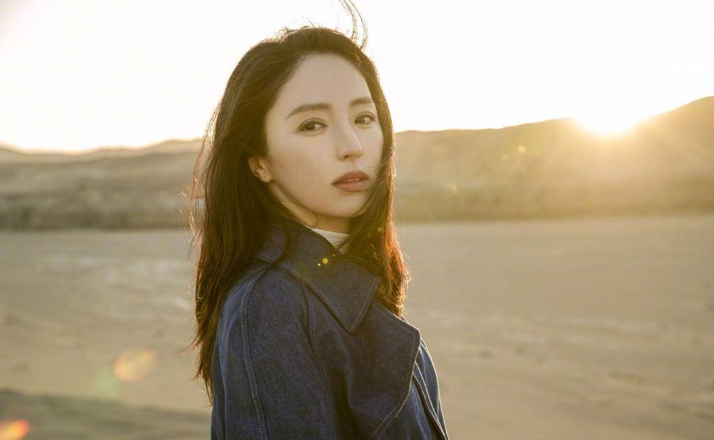 一身|被董璇的“女团身材”惊艳到，这腰细到单手可握，真看不出有41岁