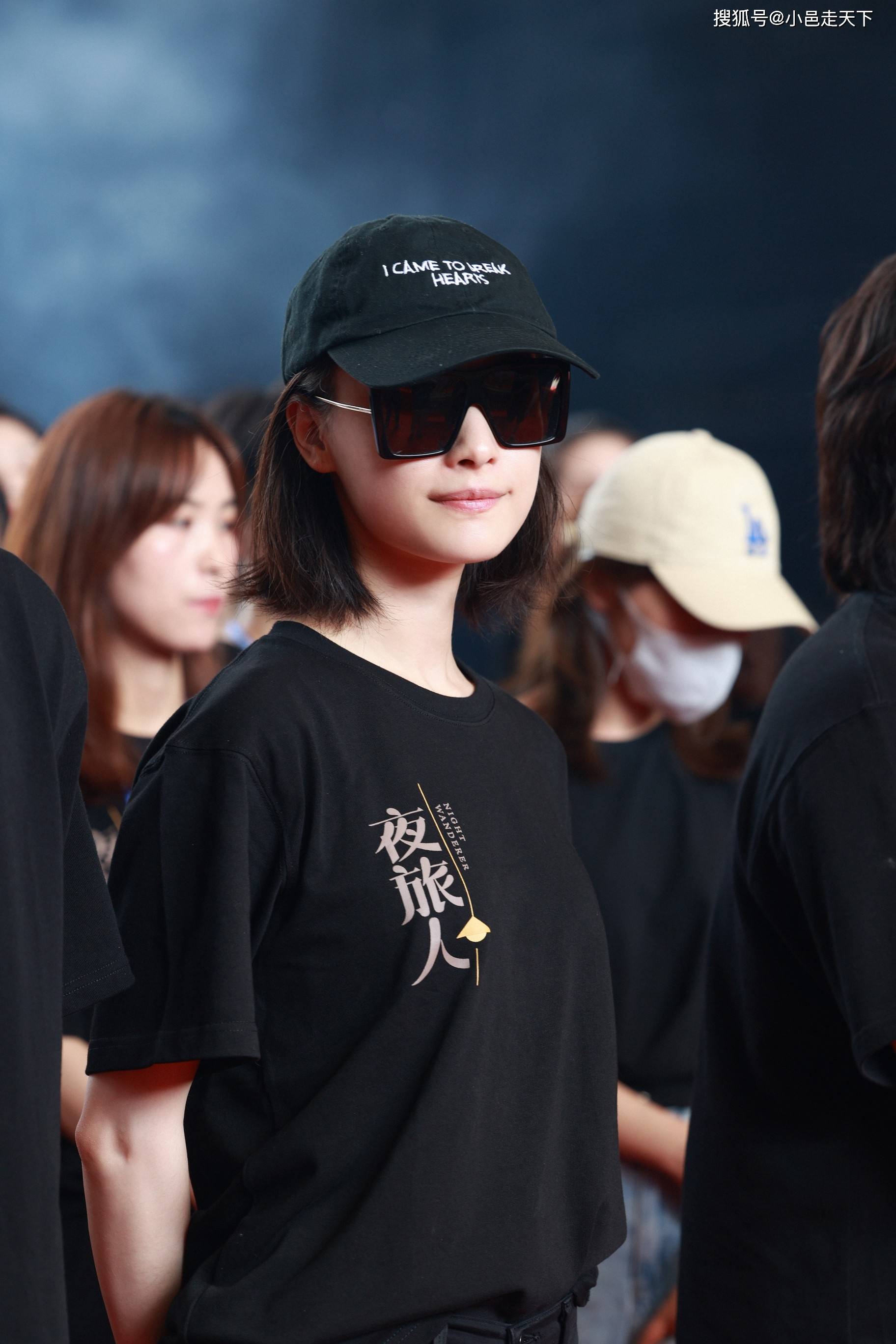 倪妮夜旅人开机活动照