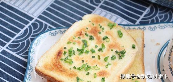 美好的一天从早餐开始 葱香黄油吐司片 香味十足超级好吃 葱花