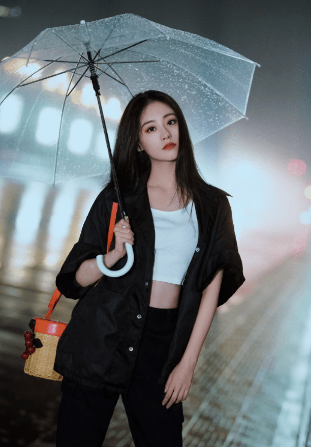 整体|祝绪丹长相美艳，雨中造型简约不失时尚，好一位雨中美人