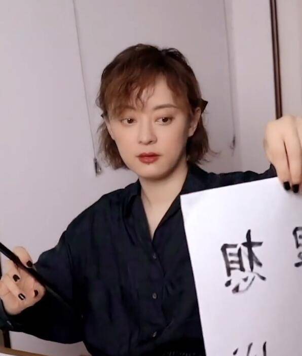 孙俪|孙俪假期练习毛笔字，穿黑衬衫扎蝴蝶结美甲成功抢镜，人美字更美