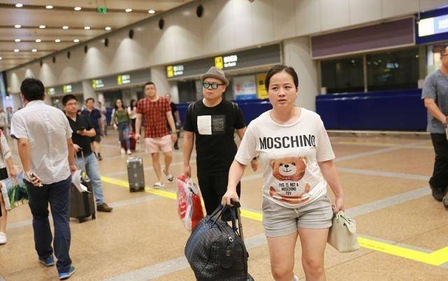 服装|岳云鹏的妻子一点不做作，就算是明星的老婆，私下也穿的很普通