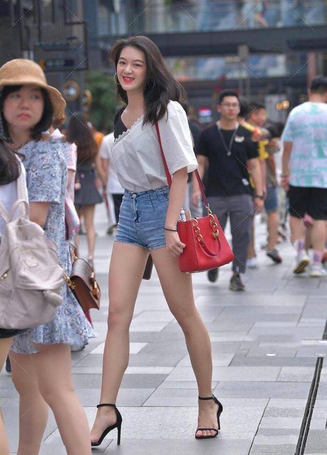 发型|黑白雪纺上衣搭配牛仔短裤,从容优雅,笑容迷人