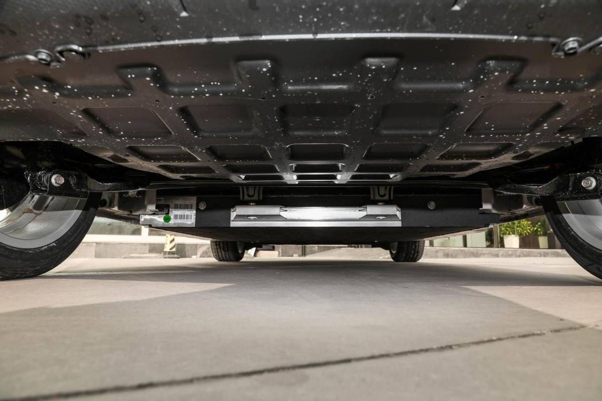 底盘方面,欧拉好猫搭载了前麦弗逊独悬 后纵臂扭力梁式非独悬的悬架