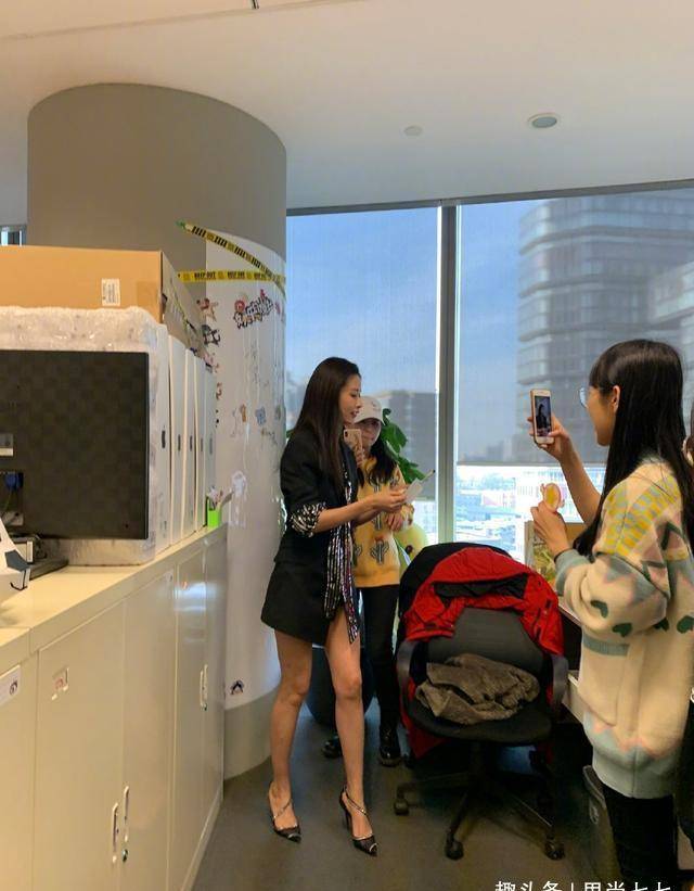 荧光|颖儿付辛博合体走机场，颖儿瘦到80斤撑不起裙子，腰部松垮往下掉
