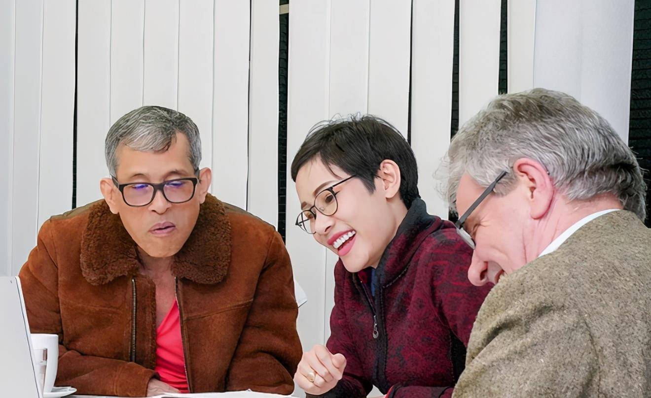 长发|诗妮娜原来这么好看，长发飘飘穿小黑裙四肢纤细，红包点缀像名媛