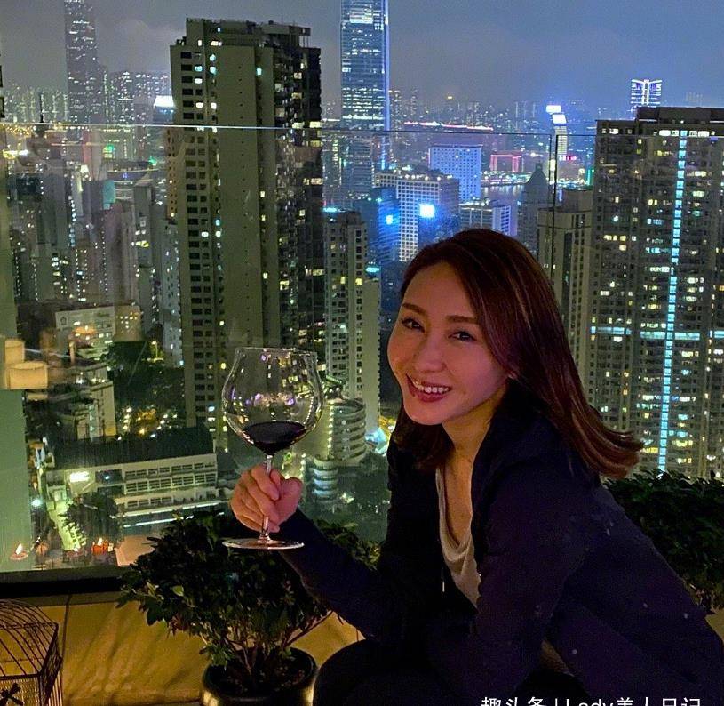 黎姿|黎姿穿着浴袍公开保养秘诀！面膜不可超20分钟，女神更注重细节