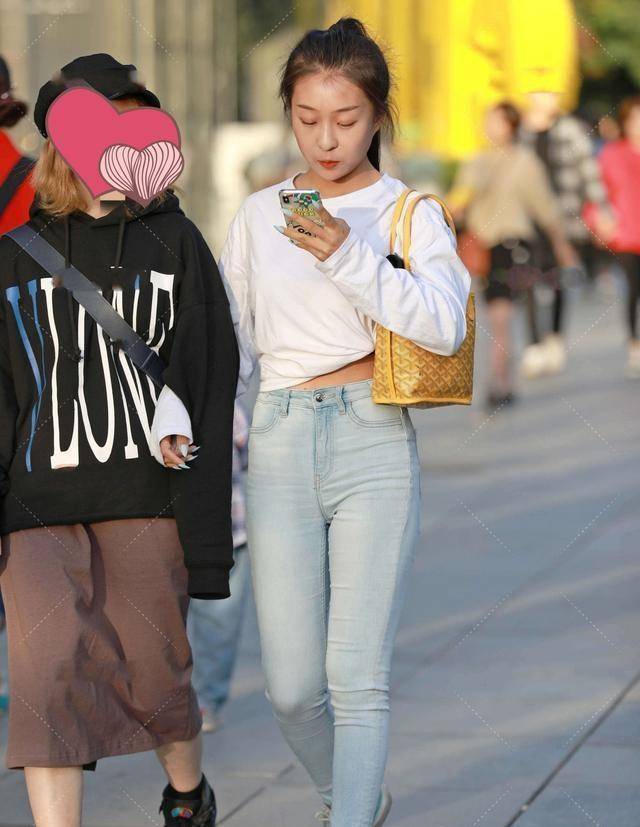 设计|黑色贴身上衣搭配黑色打底裤，设计感十足，衬托出不一样的气质