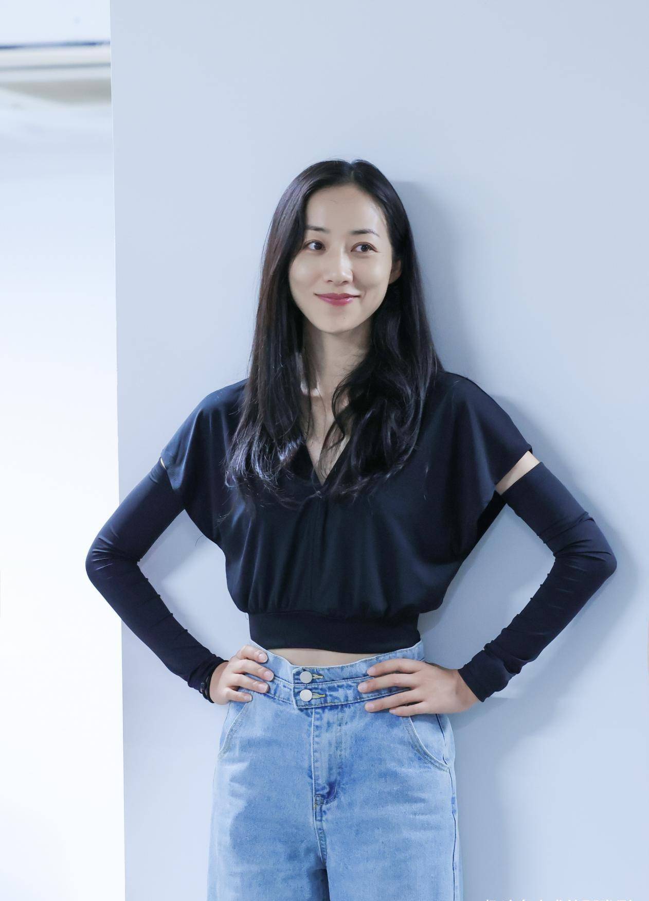 女神|韩雪不愧是公认女神!黑T恤搭牛仔裤,简约组合也能衬出绝佳气质