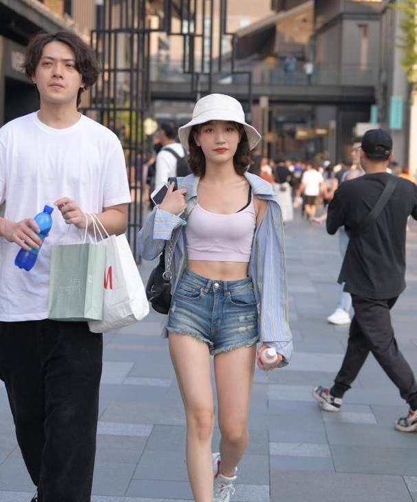 整体|贴身包臀的瑜伽裤，经典的尖头细跟设计，凸显皮肤白皙大气沉稳