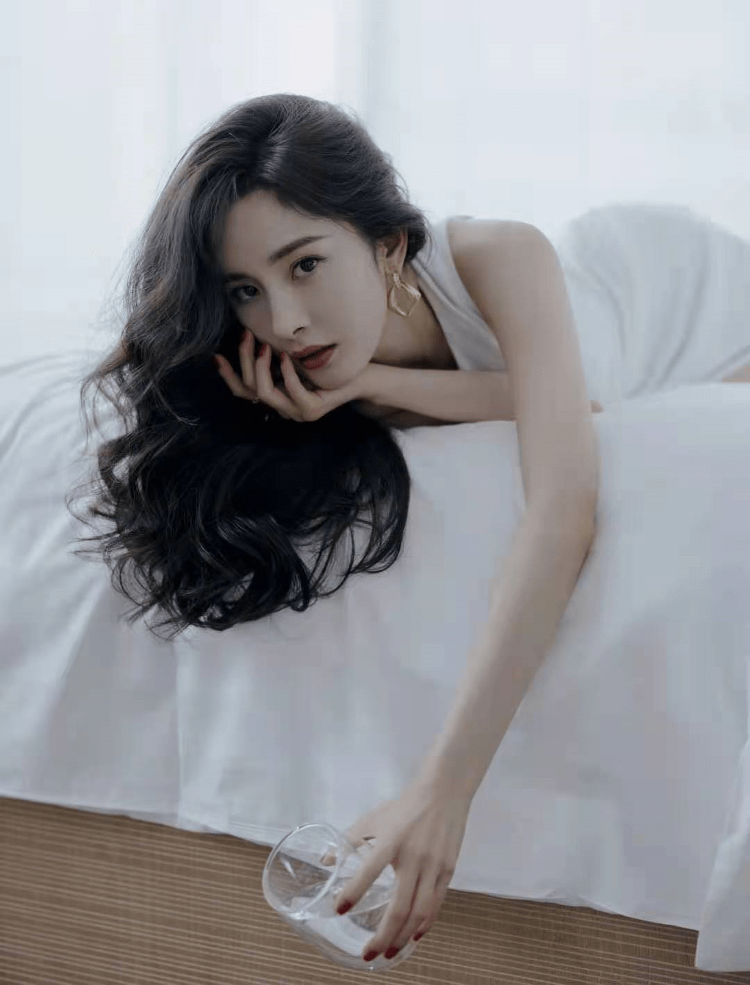设计|杨幂斜肩露腰开叉白裙，大秀身材曲线，高调博眼球，时尚又撩人