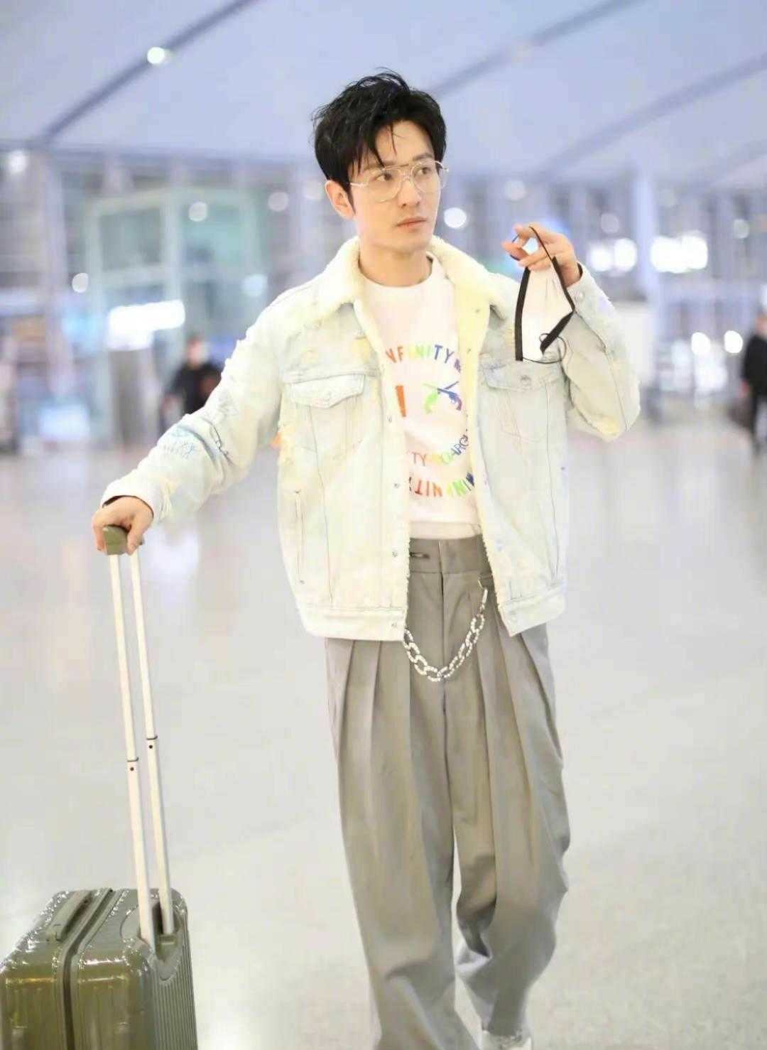 牛仔|黄晓明暴瘦20斤走机场，牛仔外套配西装裤混搭好洋气，像小鲜肉