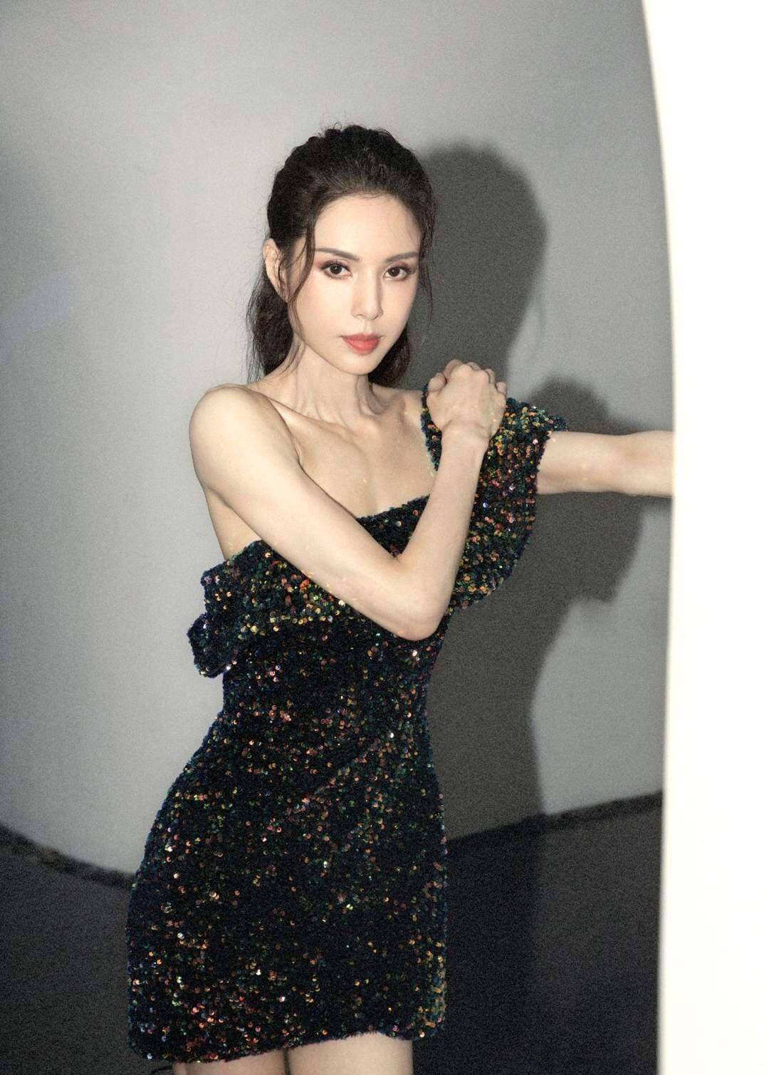 亮片|李若彤不愧是神仙姐姐，穿一件亮片裙连衣裙，衬得她气质神秘高级