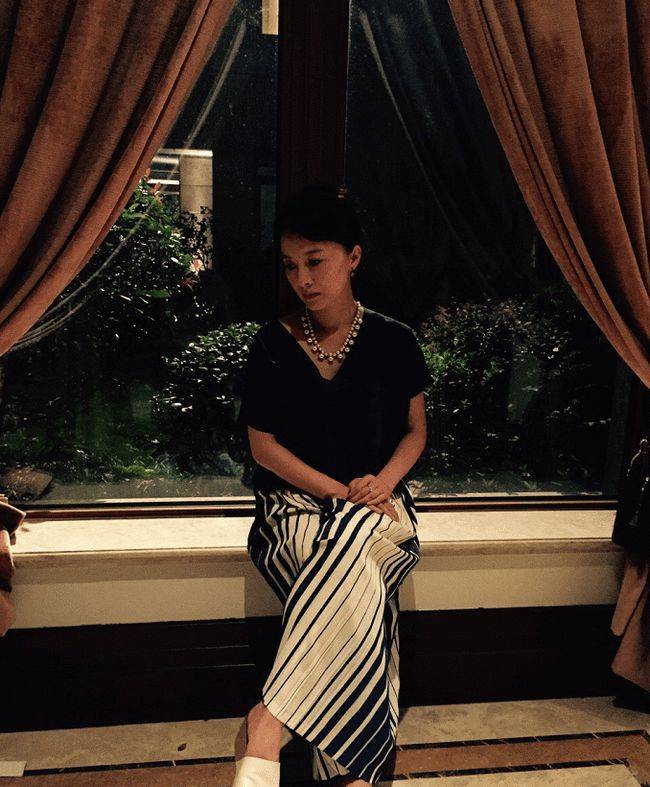 魅力|46岁的“可云”过得优雅随性，素色裙也能穿出高贵感，年龄藏得深